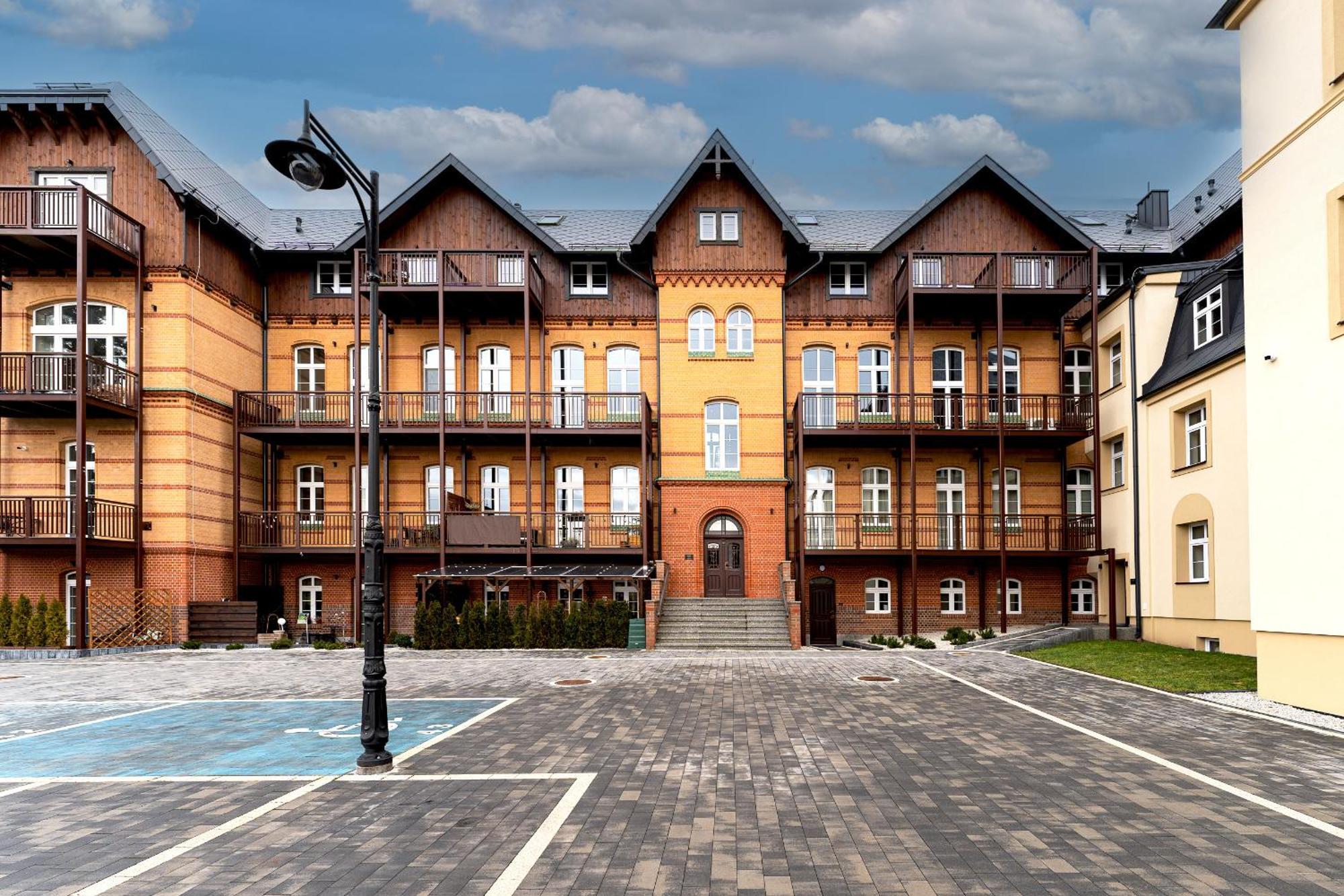 Apartament Inspirujacy - Z Prywatnym Monitorowanym Parkingiem - 4 Osobowy - Space Apart Jelenia Góra Exteriör bild